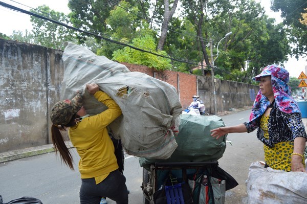 'Dinh cơ' mới của tỷ phú ve chai sau khi nhận 5 triệu Yên