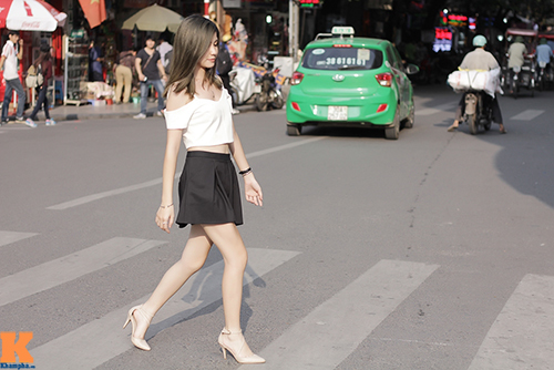 Hot girl Hà Nội khoe vai trần, mắt lúng liếng
