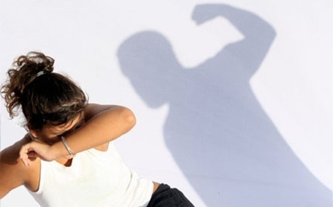 Chồng cũ cả ngày ngồi ở đầu ngõ để đánh tình mới của vợ cũ!