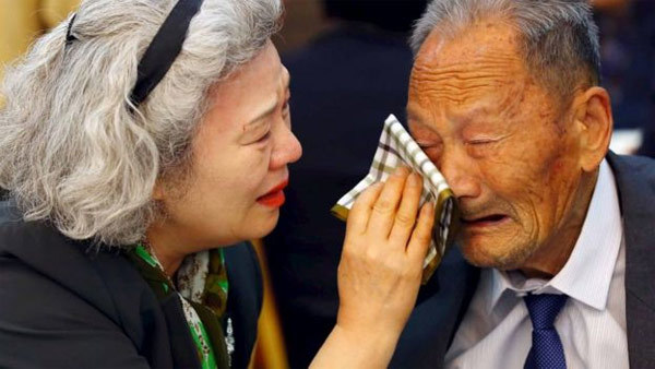 Cảnh đoàn tụ đẫm nước mắt trên bán đảo Triều Tiên