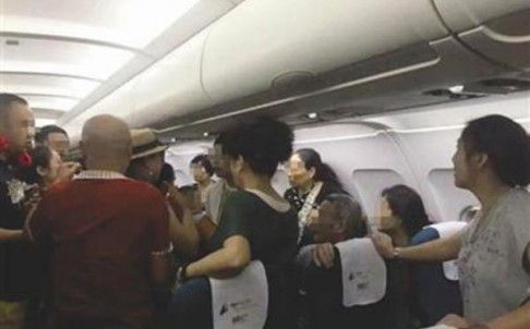 Hành khách TQ bị đuổi ra khỏi máy bay