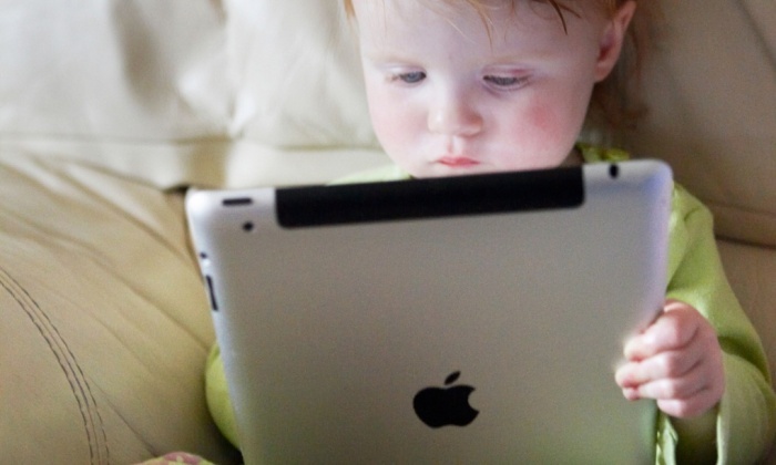 Hiểm họa khi cho trẻ chơi smartphone, máy tính bảng