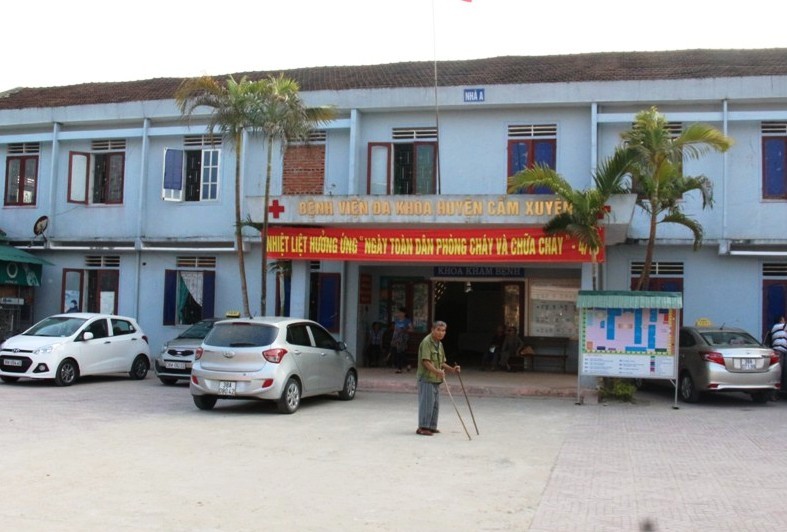 Chống nạnh khám bệnh, bác sĩ bị trừ lương