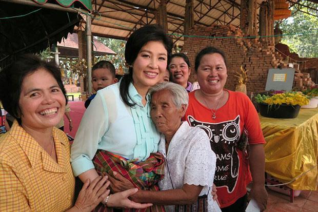 Yingluck nổi giận vì đi vệ sinh cũng bị chụp ảnh