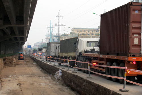 Hà Nội xén thảm cỏ chống... tắc đường