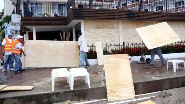 Siêu bão mạnh nhất trong lịch sử tấn công Mexico