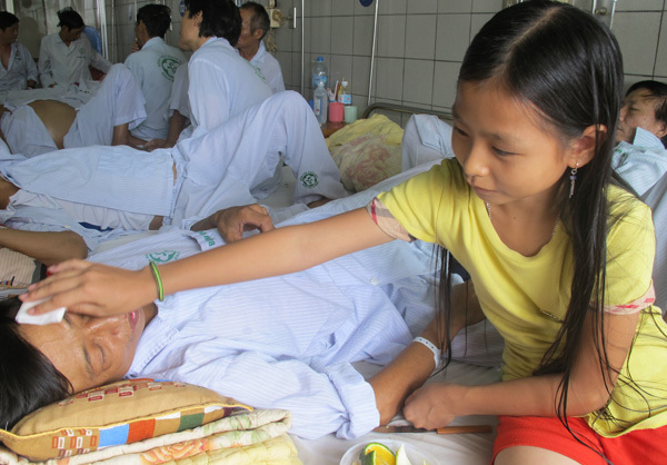 Mẹ tâm thần, bé 9 tuổi nghỉ học chăm bố nằm viện