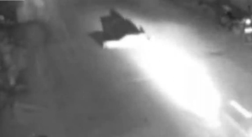 Xe máy tông thẳng người đàn ông nằm giữa đường