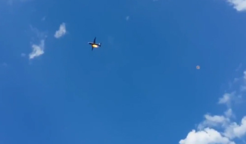 Kinh hãi cảnh phi công nhảy khỏi máy bay cháy trên trời