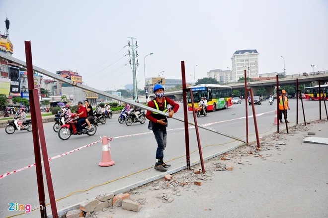 Hà Nội dỡ 'lô cốt' bỏ hoang gây tắc đường