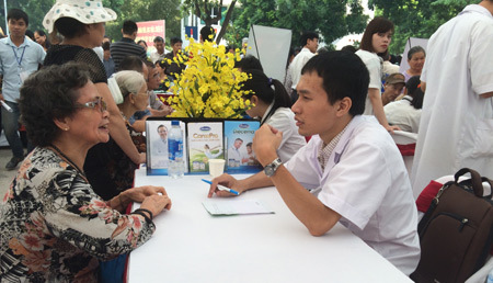 Hà Nội: Hàng ngàn người trẩy hội khám sức khỏe miễn phí