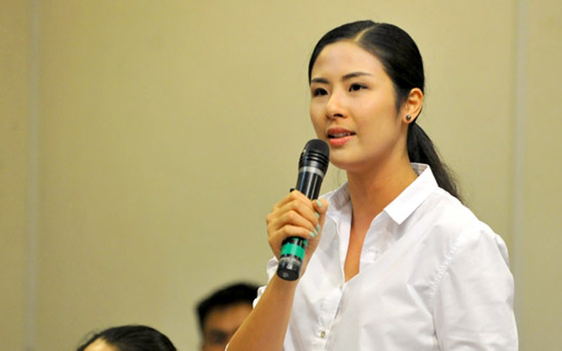 Hoa hậu Ngọc Hân góp ý văn kiện đại hội Đảng
