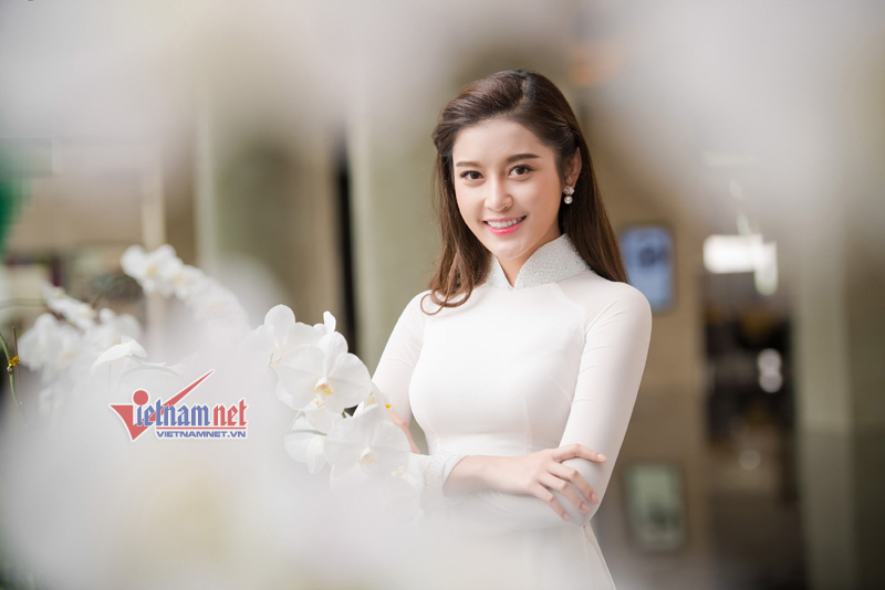 Á hậu Huyền My áo dài trắng quấn quýt bên em trai