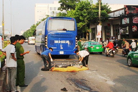 Người đàn ông đi bộ bị ôtô kéo lê, chết tại chỗ