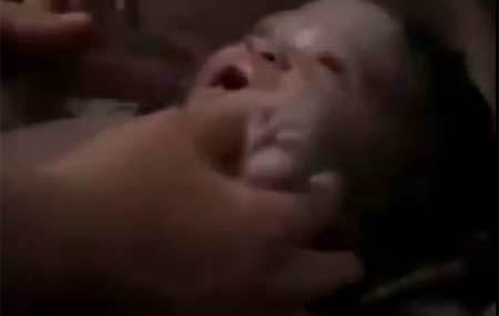 Video hồi sinh em bé bị ngạt gây xúc động dân mạng