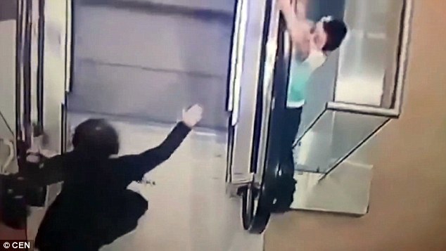 Sốc bé 5 tuổi bị thang cuốn kéo tuột vào khe