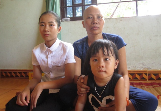 Tương lại ba đứa trẻ mịt mờ kể từ khi bố mất, mẹ ung thư