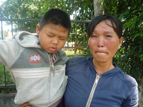 Chồng bỏ, một mình nuôi con bạo bệnh