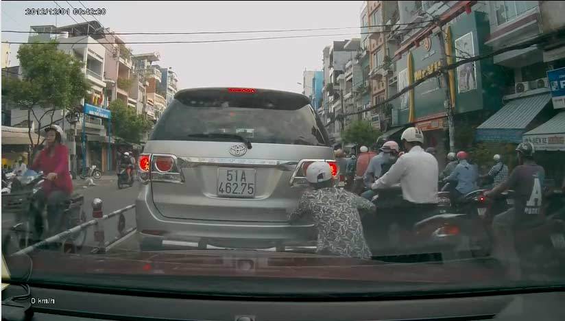 TP Hồ Chí Minh: Kẻ gian vô tư cạy logo xe giữa phố đông người