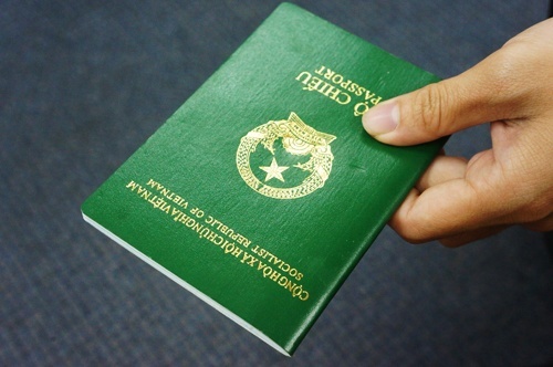 Trẻ dưới 9 tuổi được chung hộ chiếu với bố mẹ
