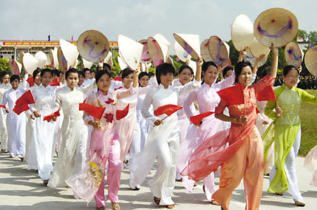 Phụ nữ “tham chính” và “phụ việc”