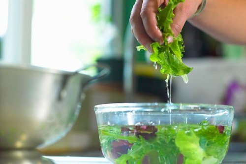 4 cách làm sạch hóa chất độc hại trong rau quả