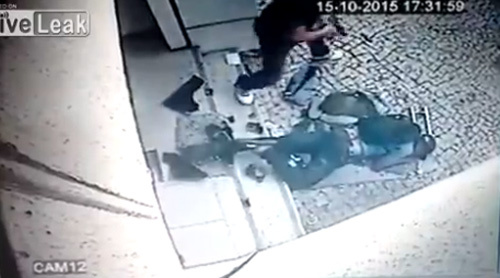 2 tên cướp trúng đạn của chủ cửa hàng