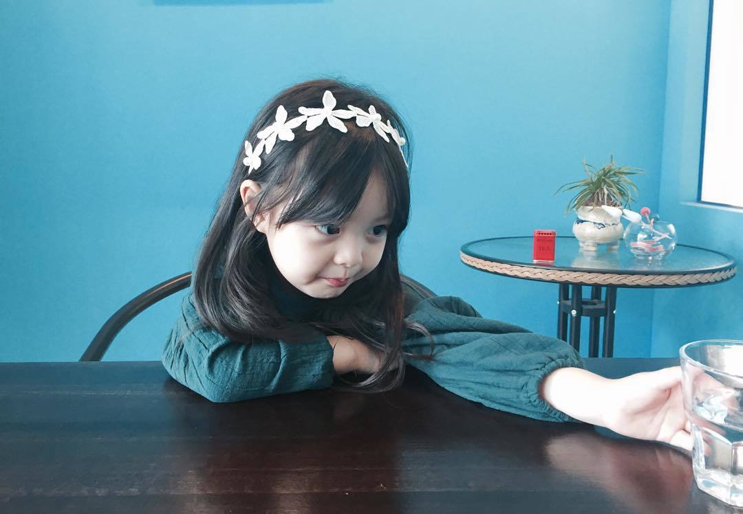 Cô bé 3 tuổi khuấy đảo Instagram với vẻ ngoài siêu đáng yêu