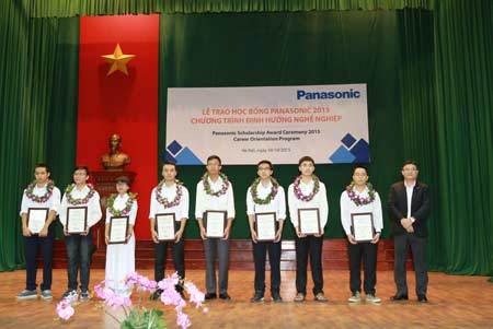 240 triệu đồng học bổng Panasonic cho sinh viên nghèo