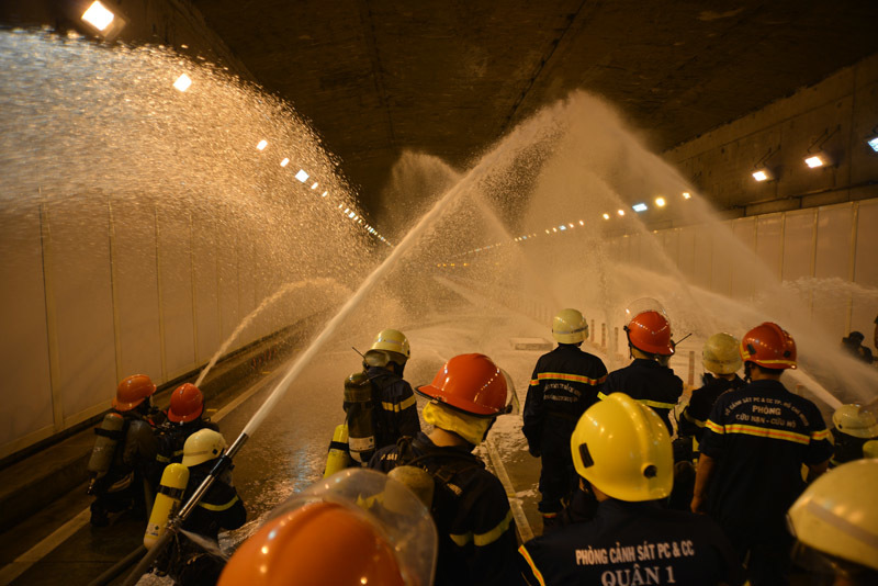 Hàng trăm người chữa cháy ở hầm Thủ Thiêm