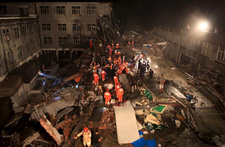 Tòa nhà bất ngờ đổ sụp, 40 người thương vong