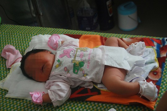 Mẹ 77 kg sinh con gái nặng 5,2 kg