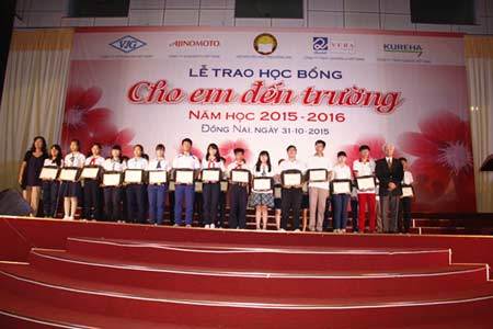 Ajinomoto Việt Nam tiếp sức HS nghèo Đồng Nai