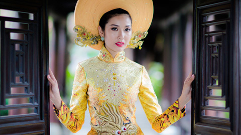 Hoa hậu Việt gây sốc với áo dài đính gần 2000 viên pha lê