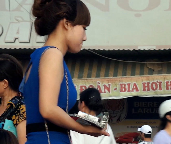 Chân dài làm nghề tiếp thị: Từ nạn nhân đến 'thợ săn' đại gia