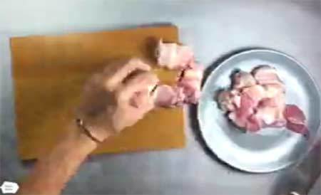 Clip làm thịt kho tàu của hot boy Việt mê nấu ăn thu hút cư dân mạng