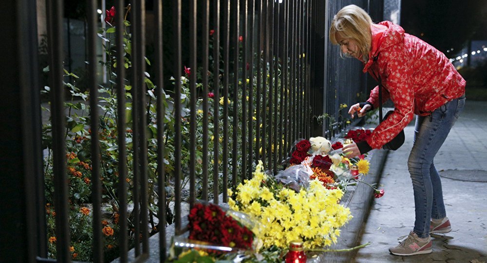 Lặng người những bó hoa bên ngoài sứ quán Nga