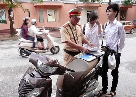 17 tuổi uống rượu lái xe: Phạt thế nào?