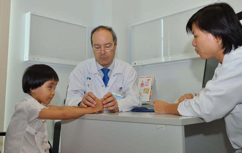 Bác sĩ Pháp công du chữa lành dị tật bàn tay cho trẻ em Việt