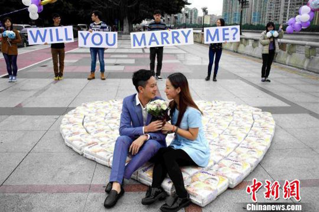 Xếp bỉm thành hình trái tim để cầu hôn bạn gái