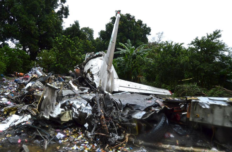 Thế giới 24h: Máy bay rơi vì quá tải?