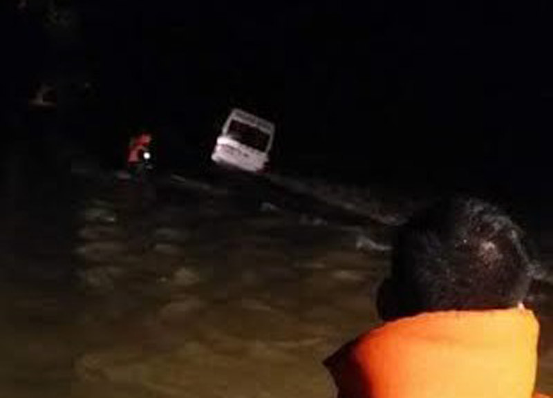 Xe khách chở 9 người bị nước cuốn, 1 người mất tích