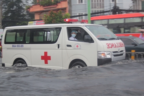 Xe cứu thương 'bơi' trong nước đen ngòm sau mưa