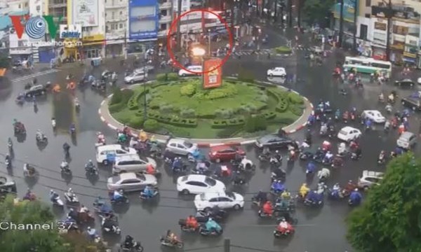 Hoảng loạn siêu xe đâm loạt xe máy bốc cháy giữa Sài Gòn