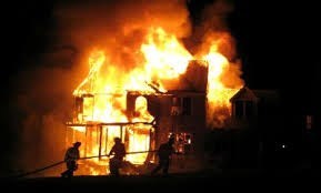 Con trai ngáo đá đốt rụi nhà bố mẹ