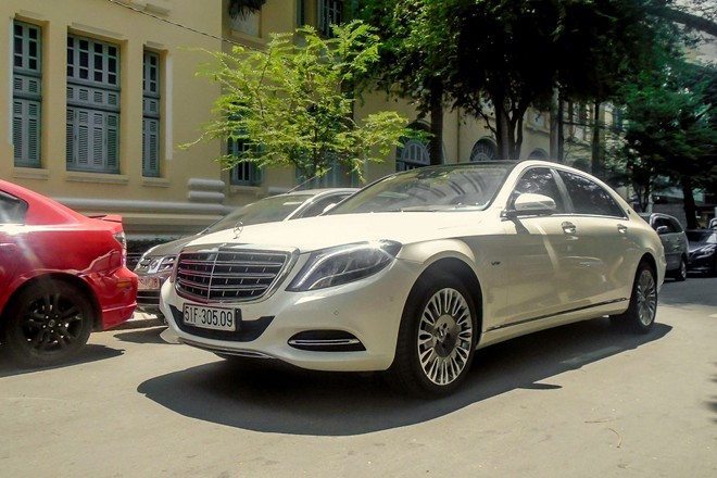 Maybach S600 màu trắng hơn 10 tỷ trên đường Sài Gòn