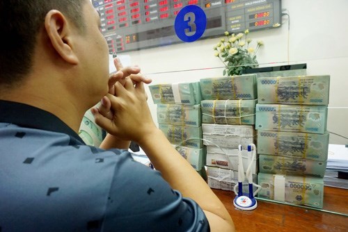 Dồn quân đi đòi nợ, cứu hộ ngân sách