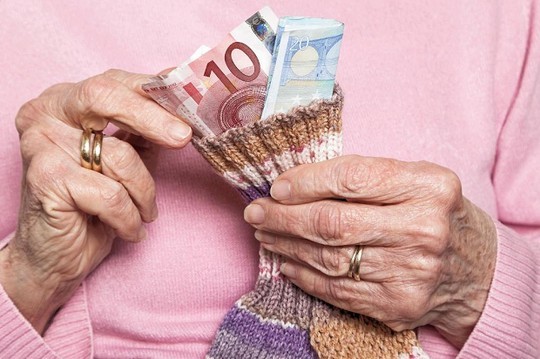 Giận người thừa kế, cụ bà cắt vụn gần 1 triệu euro