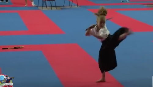 Bé gái với màn biểu diễn múa kiếm Ninja gây choáng