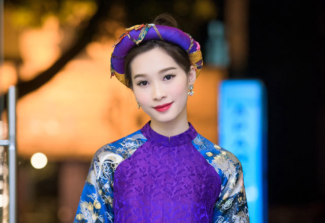 Hoa hậu Đặng Thu Thảo khác lạ với áo dài khăn đóng